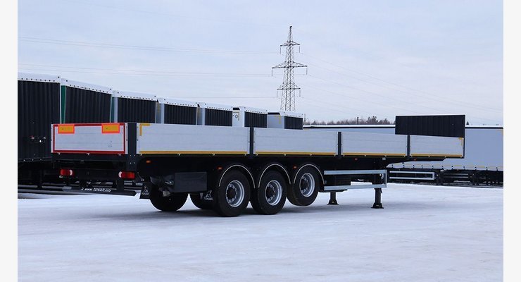 Полуприцеп бортовой Тонар B3-13 9888 — боковой вид на площадке